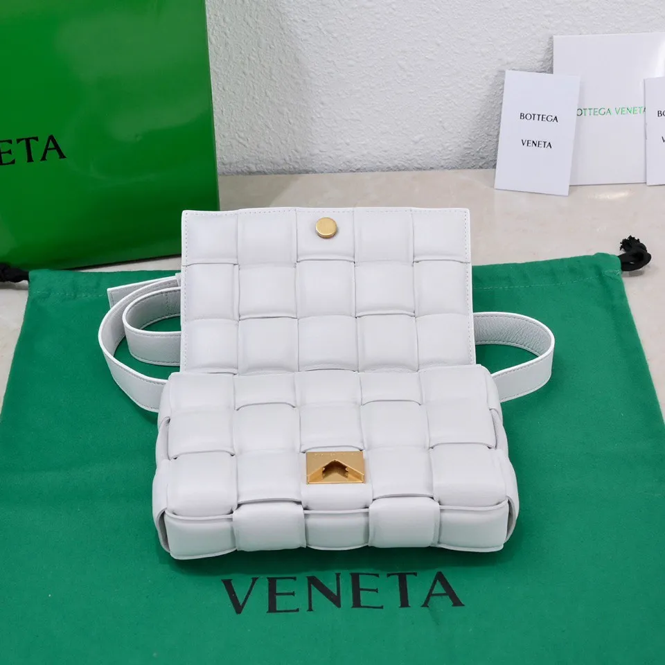 Batch 1560, ready for sale~mini BV’s one of the most popular Padded bags is now available in mini version. The shape and structure are the same as the large size. A smaller version of the large size😍‼ ️ If you think this large size is a bit big, and you are a small bag lover, you might as well consider this one☺️☺No matter the season, it is super versatile. Style number: 6677# Size: 20*7*12.5cm